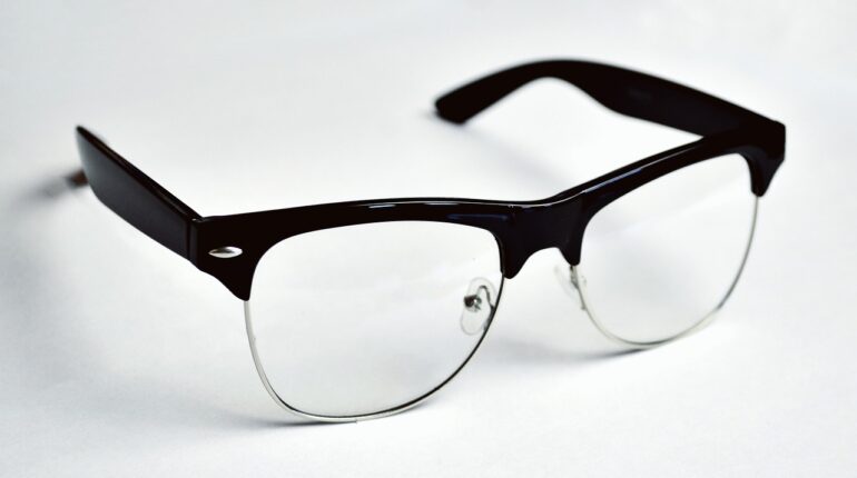 Ochelari vs. Lentile vs. Operații: Alegerea Corectă pentru Vederea ta